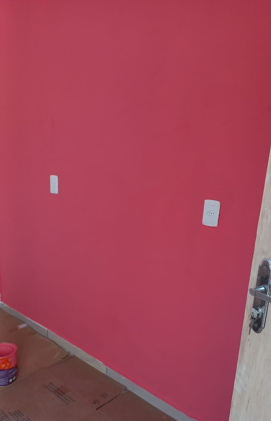 Parede de destaque pintada em vermelho, com cor uniforme