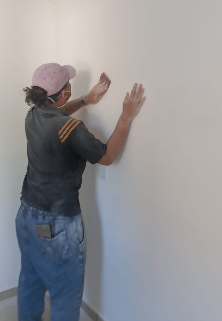 Lixamento da parede antes da pintura