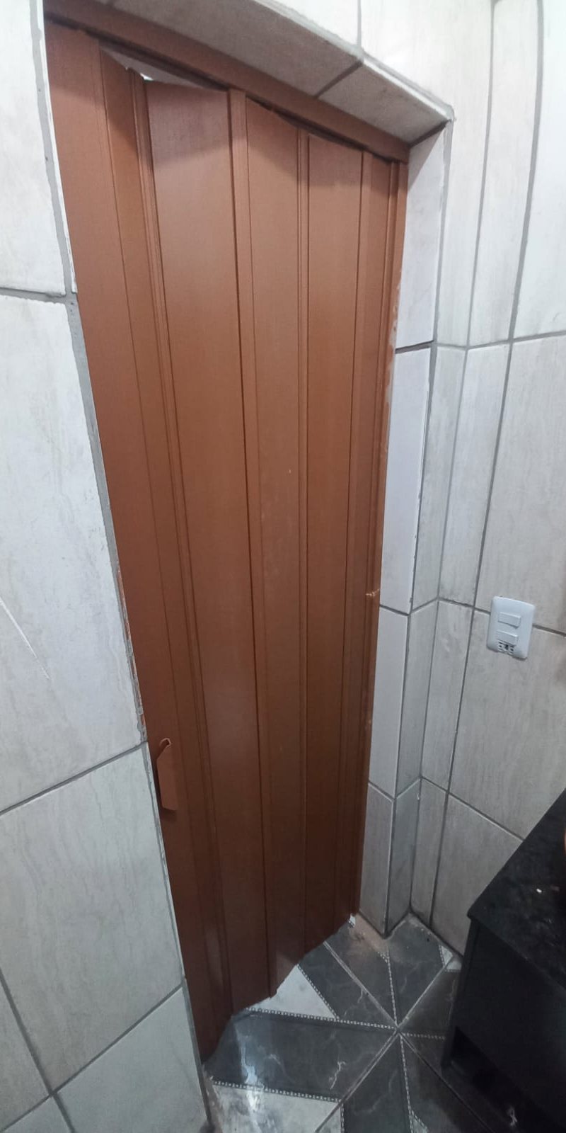 Porta sanfonada instalada no banheiro