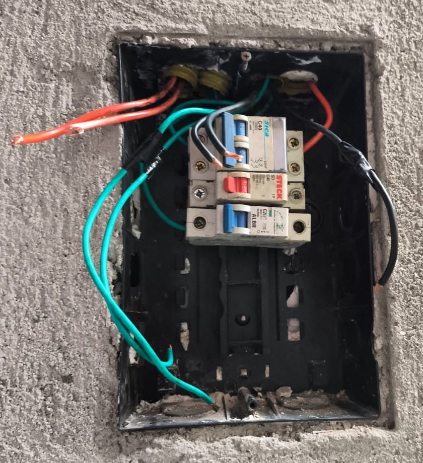 Quadro de disjuntores com fios soltos