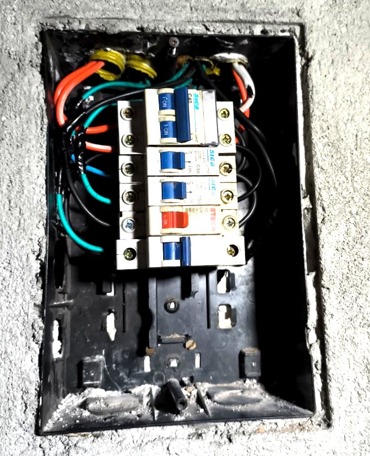 Quadro de disjuntores organizado
