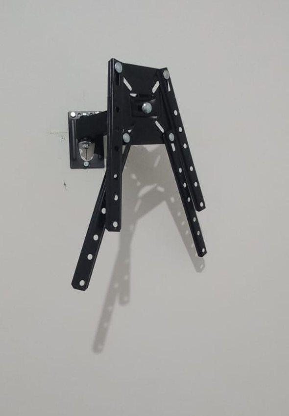 Suporte de TV articulado fixado na parede